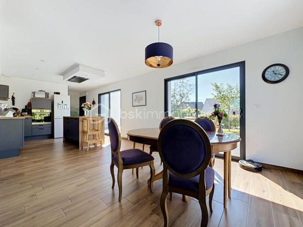 Installée sur une belle parcelle close de 930 m², cette jolie construction de 2017 combine les lignes épurées d'aujourd'hui et le confort d'un intérieur particulièrement soigné. Très économe au quotidien (classée A), elle offre un cadre de vie aussi doux pour le budget que pour l'esprit.

Dès l'entrée, l'ambiance est donnée. Le regard se tourne naturellement vers la pièce maîtresse : un espace de vie de 45 m² très lumineux, où le salon, le séjour et la cuisine équipée se partagent l'espace en toute convivialité. Ce rez-de-chaussée a été pensé pour vous simplifier la vie grâce à un véritable aménagement de plain-pied : vous y trouverez une chambre, une salle de bains complète (baignoire et douche) ainsi qu'un WC séparé. Une buanderie très pratique fait le lien direct avec le garage.

A l'étage, vous découvrez une mezzanine agréable qui peut devenir votre coin de lecture. Les enfants disposeront de deux chambres tandis que les parents s'approprieront une véritable suite avec dressing et salle d'eau privative. Le vrai luxe de cette chambre : Une baie vitrée qui s'ouvre sur une terrasse suspendue, parfaite pour les premiers cafés du matin !

Côté jardin
Profitez d'une grande terrasse face à un terrain arboré de plusieurs arbres fruitiers. Entièrement clos et équipé d'un portail en aluminium électrique, le jardin devient un terrain de jeu sécurisé pour toute la famille.

Les points forts à retenir :

Construction de 2017 avec d'excellentes performances énergétiques (Classe A).

Configuration de plain-pied au rez-de-chaussée.

4 chambres au total, dont une suite parentale avec sa terrasse perchée !

Extérieur clos, arboré et intimiste.