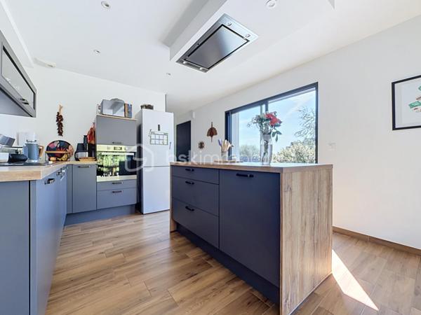 Installée sur une belle parcelle close de 930 m², cette jolie construction de 2017 combine les lignes épurées d'aujourd'hui et le confort d'un intérieur particulièrement soigné. Très économe au quotidien (classée A), elle offre un cadre de vie aussi doux pour le budget que pour l'esprit.

Dès l'entrée, l'ambiance est donnée. Le regard se tourne naturellement vers la pièce maîtresse : un espace de vie de 45 m² très lumineux, où le salon, le séjour et la cuisine équipée se partagent l'espace en toute convivialité. Ce rez-de-chaussée a été pensé pour vous simplifier la vie grâce à un véritable aménagement de plain-pied : vous y trouverez une chambre, une salle de bains complète (baignoire et douche) ainsi qu'un WC séparé. Une buanderie très pratique fait le lien direct avec le garage.

A l'étage, vous découvrez une mezzanine agréable qui peut devenir votre coin de lecture. Les enfants disposeront de deux chambres tandis que les parents s'approprieront une véritable suite avec dressing et salle d'eau privative. Le vrai luxe de cette chambre : Une baie vitrée qui s'ouvre sur une terrasse suspendue, parfaite pour les premiers cafés du matin !

Côté jardin
Profitez d'une grande terrasse face à un terrain arboré de plusieurs arbres fruitiers. Entièrement clos et équipé d'un portail en aluminium électrique, le jardin devient un terrain de jeu sécurisé pour toute la famille.

Les points forts à retenir :

Construction de 2017 avec d'excellentes performances énergétiques (Classe A).

Configuration de plain-pied au rez-de-chaussée.

4 chambres au total, dont une suite parentale avec sa terrasse perchée !

Extérieur clos, arboré et intimiste.