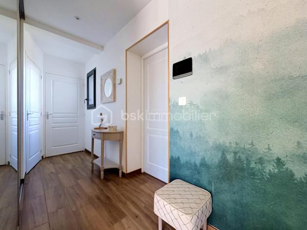 Installée sur une belle parcelle close de 930 m², cette jolie construction de 2017 combine les lignes épurées d'aujourd'hui et le confort d'un intérieur particulièrement soigné. Très économe au quotidien (classée A), elle offre un cadre de vie aussi doux pour le budget que pour l'esprit.

Dès l'entrée, l'ambiance est donnée. Le regard se tourne naturellement vers la pièce maîtresse : un espace de vie de 45 m² très lumineux, où le salon, le séjour et la cuisine équipée se partagent l'espace en toute convivialité. Ce rez-de-chaussée a été pensé pour vous simplifier la vie grâce à un véritable aménagement de plain-pied : vous y trouverez une chambre, une salle de bains complète (baignoire et douche) ainsi qu'un WC séparé. Une buanderie très pratique fait le lien direct avec le garage.

A l'étage, vous découvrez une mezzanine agréable qui peut devenir votre coin de lecture. Les enfants disposeront de deux chambres tandis que les parents s'approprieront une véritable suite avec dressing et salle d'eau privative. Le vrai luxe de cette chambre : Une baie vitrée qui s'ouvre sur une terrasse suspendue, parfaite pour les premiers cafés du matin !

Côté jardin
Profitez d'une grande terrasse face à un terrain arboré de plusieurs arbres fruitiers. Entièrement clos et équipé d'un portail en aluminium électrique, le jardin devient un terrain de jeu sécurisé pour toute la famille.

Les points forts à retenir :

Construction de 2017 avec d'excellentes performances énergétiques (Classe A).

Configuration de plain-pied au rez-de-chaussée.

4 chambres au total, dont une suite parentale avec sa terrasse perchée !

Extérieur clos, arboré et intimiste.