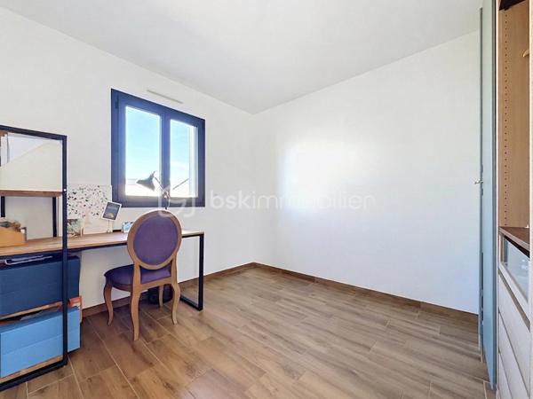 Installée sur une belle parcelle close de 930 m², cette jolie construction de 2017 combine les lignes épurées d'aujourd'hui et le confort d'un intérieur particulièrement soigné. Très économe au quotidien (classée A), elle offre un cadre de vie aussi doux pour le budget que pour l'esprit.

Dès l'entrée, l'ambiance est donnée. Le regard se tourne naturellement vers la pièce maîtresse : un espace de vie de 45 m² très lumineux, où le salon, le séjour et la cuisine équipée se partagent l'espace en toute convivialité. Ce rez-de-chaussée a été pensé pour vous simplifier la vie grâce à un véritable aménagement de plain-pied : vous y trouverez une chambre, une salle de bains complète (baignoire et douche) ainsi qu'un WC séparé. Une buanderie très pratique fait le lien direct avec le garage.

A l'étage, vous découvrez une mezzanine agréable qui peut devenir votre coin de lecture. Les enfants disposeront de deux chambres tandis que les parents s'approprieront une véritable suite avec dressing et salle d'eau privative. Le vrai luxe de cette chambre : Une baie vitrée qui s'ouvre sur une terrasse suspendue, parfaite pour les premiers cafés du matin !

Côté jardin
Profitez d'une grande terrasse face à un terrain arboré de plusieurs arbres fruitiers. Entièrement clos et équipé d'un portail en aluminium électrique, le jardin devient un terrain de jeu sécurisé pour toute la famille.

Les points forts à retenir :

Construction de 2017 avec d'excellentes performances énergétiques (Classe A).

Configuration de plain-pied au rez-de-chaussée.

4 chambres au total, dont une suite parentale avec sa terrasse perchée !

Extérieur clos, arboré et intimiste.