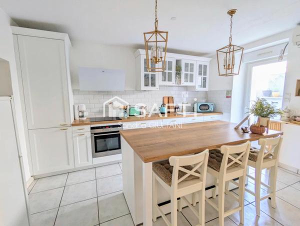 Maison avec 4 chambres, 2 terrasses et grand jardin !