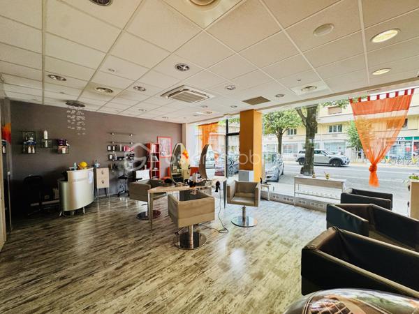 Vous souhaitez reprendre un salon de coiffure clé en main bénéficiant d'une clientèle fidèle et d'une excellente réputation.
Découvrez ce beau salon idéalement situé à Grenoble, sur une avenue passante, offrant une excellente visibilité et un flux régulier de clientèle. Exploité avec succès par la même gérante depuis 25 ans, il bénéficie d'un beau chiffre d'affaires et d'une activité solidement établie.
Les atouts du salon :
> 10 Fauteuils de coiffage
> 4 Bacs de lavage
> Une cave dans le salon en sous sol, servant de stockage pour le stock, buanderie et pour se restaurer  
> Belle surface lumineuse avec une large vitrine assurant une visibilité optimale
> Salon entièrement équipé, prêt à être exploité immédiatement, sans investissement majeur
L'établissement est parfaitement entretenu et offre un cadre moderne et accueillant, idéal pour poursuivre une activité prospère ou développer un nouveau concept.
Pour plus d'information ou organiser une visite , contactez-moi.
Une belle opportunité pour un professionnel souhaitant s'implanter dans un secteur dynamique de Grenoble