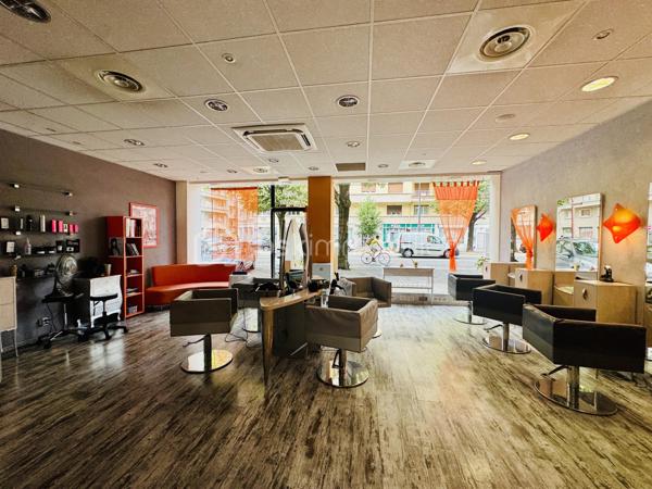 Vous souhaitez reprendre un salon de coiffure clé en main bénéficiant d'une clientèle fidèle et d'une excellente réputation.
Découvrez ce beau salon idéalement situé à Grenoble, sur une avenue passante, offrant une excellente visibilité et un flux régulier de clientèle. Exploité avec succès par la même gérante depuis 25 ans, il bénéficie d'un beau chiffre d'affaires et d'une activité solidement établie.
Les atouts du salon :
> 10 Fauteuils de coiffage
> 4 Bacs de lavage
> Une cave dans le salon en sous sol, servant de stockage pour le stock, buanderie et pour se restaurer  
> Belle surface lumineuse avec une large vitrine assurant une visibilité optimale
> Salon entièrement équipé, prêt à être exploité immédiatement, sans investissement majeur
L'établissement est parfaitement entretenu et offre un cadre moderne et accueillant, idéal pour poursuivre une activité prospère ou développer un nouveau concept.
Pour plus d'information ou organiser une visite , contactez-moi.
Une belle opportunité pour un professionnel souhaitant s'implanter dans un secteur dynamique de Grenoble