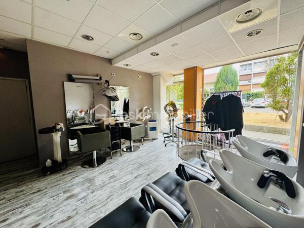 Vous souhaitez reprendre un salon de coiffure clé en main bénéficiant d'une clientèle fidèle et d'une excellente réputation.
Découvrez ce beau salon idéalement situé à Grenoble, sur une avenue passante, offrant une excellente visibilité et un flux régulier de clientèle. Exploité avec succès par la même gérante depuis 25 ans, il bénéficie d'un beau chiffre d'affaires et d'une activité solidement établie.
Les atouts du salon :
> 10 Fauteuils de coiffage
> 4 Bacs de lavage
> Une cave dans le salon en sous sol, servant de stockage pour le stock, buanderie et pour se restaurer  
> Belle surface lumineuse avec une large vitrine assurant une visibilité optimale
> Salon entièrement équipé, prêt à être exploité immédiatement, sans investissement majeur
L'établissement est parfaitement entretenu et offre un cadre moderne et accueillant, idéal pour poursuivre une activité prospère ou développer un nouveau concept.
Pour plus d'information ou organiser une visite , contactez-moi.
Une belle opportunité pour un professionnel souhaitant s'implanter dans un secteur dynamique de Grenoble