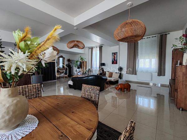 A CHEVILLY,
Seulement 1h de Paris, 20min de Capsaran, Ligne SNCF Orléans Paris.

Découvrons ensemble ce bel appartement de 137,89m² de type Loft au 2nd étage sans ascenseur avec 2 places de parking privatives dans une copropriété avec une gestion par un syndic bénévole.
Ce Loft se compose d'une entrée spacieuse avec accès à un balcon, puis un bel espace de vie de 82m² avec sa cuisine ouverte et son poêle à granulé programmable pour encore plus de confort et passer de bons moments en famille ou entre amis. 
Dans l'espace nuit, 3 belles chambres et une salle de bains viennent compléter ce bien.
Un grand grenier aménageable est également disponible pour créer des pièces supplémentaires.

Les plus : faibles charges, restauration récente, menuiseries neuves avec volets roulants, poêle à granulés, toiture en bon état, porte d'entrée blindée, ballon d'eau chaude neuf.

Vous rêvez de beaux espaces avec tout le confort sans gros travaux à prévoir, ne tardez pas à me contacter.
Bien rare sur le marché.
