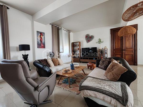 A CHEVILLY,
Seulement 1h de Paris, 20min de Capsaran, Ligne SNCF Orléans Paris.

Découvrons ensemble ce bel appartement de 137,89m² de type Loft au 2nd étage sans ascenseur avec 2 places de parking privatives dans une copropriété avec une gestion par un syndic bénévole.
Ce Loft se compose d'une entrée spacieuse avec accès à un balcon, puis un bel espace de vie de 82m² avec sa cuisine ouverte et son poêle à granulé programmable pour encore plus de confort et passer de bons moments en famille ou entre amis. 
Dans l'espace nuit, 3 belles chambres et une salle de bains viennent compléter ce bien.
Un grand grenier aménageable est également disponible pour créer des pièces supplémentaires.

Les plus : faibles charges, restauration récente, menuiseries neuves avec volets roulants, poêle à granulés, toiture en bon état, porte d'entrée blindée, ballon d'eau chaude neuf.

Vous rêvez de beaux espaces avec tout le confort sans gros travaux à prévoir, ne tardez pas à me contacter.
Bien rare sur le marché.
