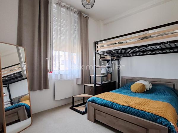 A CHEVILLY,
Seulement 1h de Paris, 20min de Capsaran, Ligne SNCF Orléans Paris.

Découvrons ensemble ce bel appartement de 137,89m² de type Loft au 2nd étage sans ascenseur avec 2 places de parking privatives dans une copropriété avec une gestion par un syndic bénévole.
Ce Loft se compose d'une entrée spacieuse avec accès à un balcon, puis un bel espace de vie de 82m² avec sa cuisine ouverte et son poêle à granulé programmable pour encore plus de confort et passer de bons moments en famille ou entre amis. 
Dans l'espace nuit, 3 belles chambres et une salle de bains viennent compléter ce bien.
Un grand grenier aménageable est également disponible pour créer des pièces supplémentaires.

Les plus : faibles charges, restauration récente, menuiseries neuves avec volets roulants, poêle à granulés, toiture en bon état, porte d'entrée blindée, ballon d'eau chaude neuf.

Vous rêvez de beaux espaces avec tout le confort sans gros travaux à prévoir, ne tardez pas à me contacter.
Bien rare sur le marché.