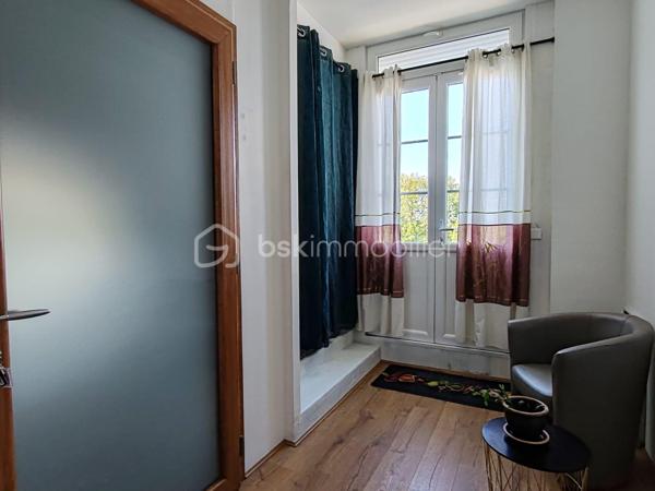A CHEVILLY,
Seulement 1h de Paris, 20min de Capsaran, Ligne SNCF Orléans Paris.

Découvrons ensemble ce bel appartement de 137,89m² de type Loft au 2nd étage sans ascenseur avec 2 places de parking privatives dans une copropriété avec une gestion par un syndic bénévole.
Ce Loft se compose d'une entrée spacieuse avec accès à un balcon, puis un bel espace de vie de 82m² avec sa cuisine ouverte et son poêle à granulé programmable pour encore plus de confort et passer de bons moments en famille ou entre amis. 
Dans l'espace nuit, 3 belles chambres et une salle de bains viennent compléter ce bien.
Un grand grenier aménageable est également disponible pour créer des pièces supplémentaires.

Les plus : faibles charges, restauration récente, menuiseries neuves avec volets roulants, poêle à granulés, toiture en bon état, porte d'entrée blindée, ballon d'eau chaude neuf.

Vous rêvez de beaux espaces avec tout le confort sans gros travaux à prévoir, ne tardez pas à me contacter.
Bien rare sur le marché.