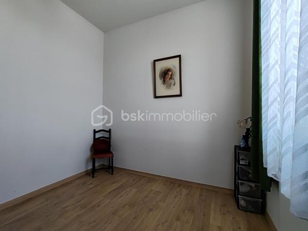A CHEVILLY,
Seulement 1h de Paris, 20min de Capsaran, Ligne SNCF Orléans Paris.

Découvrons ensemble ce bel appartement de 137,89m² de type Loft au 2nd étage sans ascenseur avec 2 places de parking privatives dans une copropriété avec une gestion par un syndic bénévole.
Ce Loft se compose d'une entrée spacieuse avec accès à un balcon, puis un bel espace de vie de 82m² avec sa cuisine ouverte et son poêle à granulé programmable pour encore plus de confort et passer de bons moments en famille ou entre amis. 
Dans l'espace nuit, 3 belles chambres et une salle de bains viennent compléter ce bien.
Un grand grenier aménageable est également disponible pour créer des pièces supplémentaires.

Les plus : faibles charges, restauration récente, menuiseries neuves avec volets roulants, poêle à granulés, toiture en bon état, porte d'entrée blindée, ballon d'eau chaude neuf.

Vous rêvez de beaux espaces avec tout le confort sans gros travaux à prévoir, ne tardez pas à me contacter.
Bien rare sur le marché.