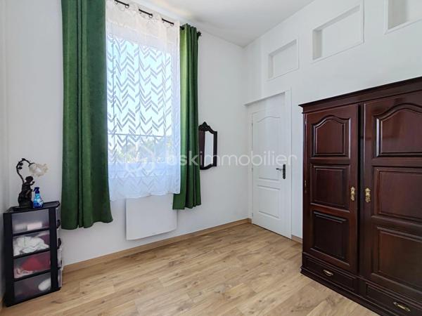 A CHEVILLY,
Seulement 1h de Paris, 20min de Capsaran, Ligne SNCF Orléans Paris.

Découvrons ensemble ce bel appartement de 137,89m² de type Loft au 2nd étage sans ascenseur avec 2 places de parking privatives dans une copropriété avec une gestion par un syndic bénévole.
Ce Loft se compose d'une entrée spacieuse avec accès à un balcon, puis un bel espace de vie de 82m² avec sa cuisine ouverte et son poêle à granulé programmable pour encore plus de confort et passer de bons moments en famille ou entre amis. 
Dans l'espace nuit, 3 belles chambres et une salle de bains viennent compléter ce bien.
Un grand grenier aménageable est également disponible pour créer des pièces supplémentaires.

Les plus : faibles charges, restauration récente, menuiseries neuves avec volets roulants, poêle à granulés, toiture en bon état, porte d'entrée blindée, ballon d'eau chaude neuf.

Vous rêvez de beaux espaces avec tout le confort sans gros travaux à prévoir, ne tardez pas à me contacter.
Bien rare sur le marché.