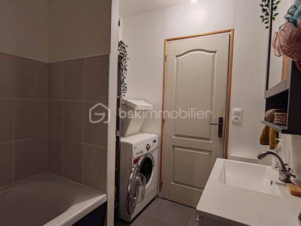 A CHEVILLY,
Seulement 1h de Paris, 20min de Capsaran, Ligne SNCF Orléans Paris.

Découvrons ensemble ce bel appartement de 137,89m² de type Loft au 2nd étage sans ascenseur avec 2 places de parking privatives dans une copropriété avec une gestion par un syndic bénévole.
Ce Loft se compose d'une entrée spacieuse avec accès à un balcon, puis un bel espace de vie de 82m² avec sa cuisine ouverte et son poêle à granulé programmable pour encore plus de confort et passer de bons moments en famille ou entre amis. 
Dans l'espace nuit, 3 belles chambres et une salle de bains viennent compléter ce bien.
Un grand grenier aménageable est également disponible pour créer des pièces supplémentaires.

Les plus : faibles charges, restauration récente, menuiseries neuves avec volets roulants, poêle à granulés, toiture en bon état, porte d'entrée blindée, ballon d'eau chaude neuf.

Vous rêvez de beaux espaces avec tout le confort sans gros travaux à prévoir, ne tardez pas à me contacter.
Bien rare sur le marché.