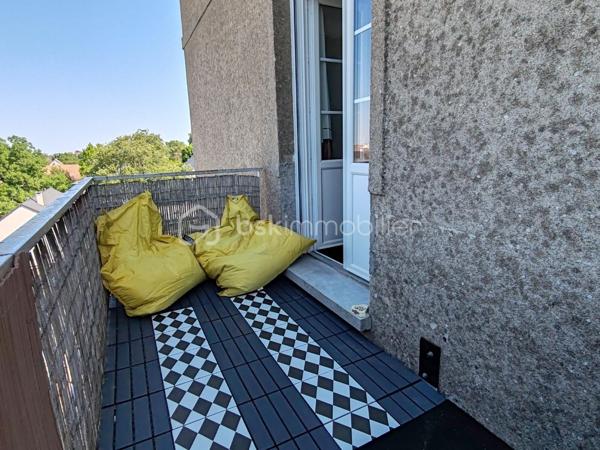 A CHEVILLY,
Seulement 1h de Paris, 20min de Capsaran, Ligne SNCF Orléans Paris.

Découvrons ensemble ce bel appartement de 137,89m² de type Loft au 2nd étage sans ascenseur avec 2 places de parking privatives dans une copropriété avec une gestion par un syndic bénévole.
Ce Loft se compose d'une entrée spacieuse avec accès à un balcon, puis un bel espace de vie de 82m² avec sa cuisine ouverte et son poêle à granulé programmable pour encore plus de confort et passer de bons moments en famille ou entre amis. 
Dans l'espace nuit, 3 belles chambres et une salle de bains viennent compléter ce bien.
Un grand grenier aménageable est également disponible pour créer des pièces supplémentaires.

Les plus : faibles charges, restauration récente, menuiseries neuves avec volets roulants, poêle à granulés, toiture en bon état, porte d'entrée blindée, ballon d'eau chaude neuf.

Vous rêvez de beaux espaces avec tout le confort sans gros travaux à prévoir, ne tardez pas à me contacter.
Bien rare sur le marché.