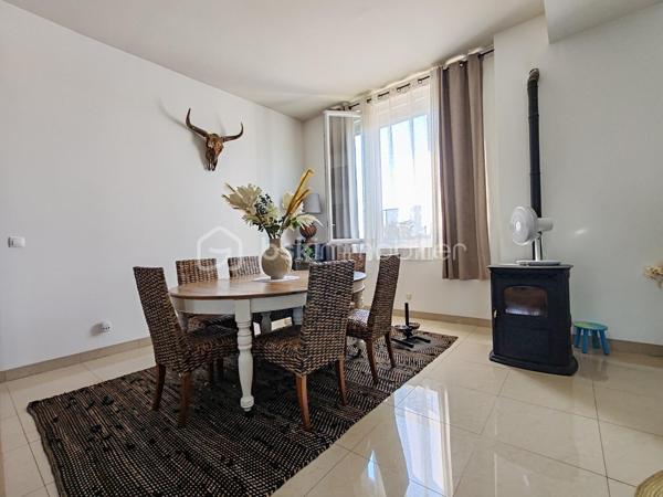 A CHEVILLY,
Seulement 1h de Paris, 20min de Capsaran, Ligne SNCF Orléans Paris.

Découvrons ensemble ce bel appartement de 137,89m² de type Loft au 2nd étage sans ascenseur avec 2 places de parking privatives dans une copropriété avec une gestion par un syndic bénévole.
Ce Loft se compose d'une entrée spacieuse avec accès à un balcon, puis un bel espace de vie de 82m² avec sa cuisine ouverte et son poêle à granulé programmable pour encore plus de confort et passer de bons moments en famille ou entre amis. 
Dans l'espace nuit, 3 belles chambres et une salle de bains viennent compléter ce bien.
Un grand grenier aménageable est également disponible pour créer des pièces supplémentaires.

Les plus : faibles charges, restauration récente, menuiseries neuves avec volets roulants, poêle à granulés, toiture en bon état, porte d'entrée blindée, ballon d'eau chaude neuf.

Vous rêvez de beaux espaces avec tout le confort sans gros travaux à prévoir, ne tardez pas à me contacter.
Bien rare sur le marché.