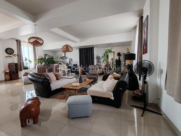 A CHEVILLY,
Seulement 1h de Paris, 20min de Capsaran, Ligne SNCF Orléans Paris.

Découvrons ensemble ce bel appartement de 137,89m² de type Loft au 2nd étage sans ascenseur avec 2 places de parking privatives dans une copropriété avec une gestion par un syndic bénévole.
Ce Loft se compose d'une entrée spacieuse avec accès à un balcon, puis un bel espace de vie de 82m² avec sa cuisine ouverte et son poêle à granulé programmable pour encore plus de confort et passer de bons moments en famille ou entre amis. 
Dans l'espace nuit, 3 belles chambres et une salle de bains viennent compléter ce bien.
Un grand grenier aménageable est également disponible pour créer des pièces supplémentaires.

Les plus : faibles charges, restauration récente, menuiseries neuves avec volets roulants, poêle à granulés, toiture en bon état, porte d'entrée blindée, ballon d'eau chaude neuf.

Vous rêvez de beaux espaces avec tout le confort sans gros travaux à prévoir, ne tardez pas à me contacter.
Bien rare sur le marché.