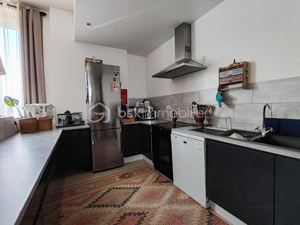 A CHEVILLY,
Seulement 1h de Paris, 20min de Capsaran, Ligne SNCF Orléans Paris.

Découvrons ensemble ce bel appartement de 137,89m² de type Loft au 2nd étage sans ascenseur avec 2 places de parking privatives dans une copropriété avec une gestion par un syndic bénévole.
Ce Loft se compose d'une entrée spacieuse avec accès à un balcon, puis un bel espace de vie de 82m² avec sa cuisine ouverte et son poêle à granulé programmable pour encore plus de confort et passer de bons moments en famille ou entre amis. 
Dans l'espace nuit, 3 belles chambres et une salle de bains viennent compléter ce bien.
Un grand grenier aménageable est également disponible pour créer des pièces supplémentaires.

Les plus : faibles charges, restauration récente, menuiseries neuves avec volets roulants, poêle à granulés, toiture en bon état, porte d'entrée blindée, ballon d'eau chaude neuf.

Vous rêvez de beaux espaces avec tout le confort sans gros travaux à prévoir, ne tardez pas à me contacter.
Bien rare sur le marché.