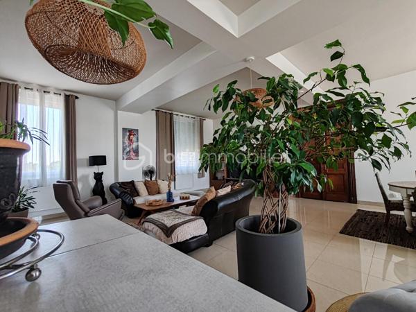 A CHEVILLY,
Seulement 1h de Paris, 20min de Capsaran, Ligne SNCF Orléans Paris.

Découvrons ensemble ce bel appartement de 137,89m² de type Loft au 2nd étage sans ascenseur avec 2 places de parking privatives dans une copropriété avec une gestion par un syndic bénévole.
Ce Loft se compose d'une entrée spacieuse avec accès à un balcon, puis un bel espace de vie de 82m² avec sa cuisine ouverte et son poêle à granulé programmable pour encore plus de confort et passer de bons moments en famille ou entre amis. 
Dans l'espace nuit, 3 belles chambres et une salle de bains viennent compléter ce bien.
Un grand grenier aménageable est également disponible pour créer des pièces supplémentaires.

Les plus : faibles charges, restauration récente, menuiseries neuves avec volets roulants, poêle à granulés, toiture en bon état, porte d'entrée blindée, ballon d'eau chaude neuf.

Vous rêvez de beaux espaces avec tout le confort sans gros travaux à prévoir, ne tardez pas à me contacter.
Bien rare sur le marché.