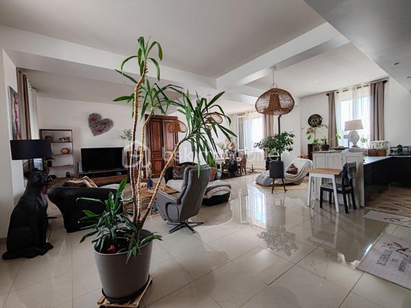 A CHEVILLY,
Seulement 1h de Paris, 20min de Capsaran, Ligne SNCF Orléans Paris.

Découvrons ensemble ce bel appartement de 137,89m² de type Loft au 2nd étage sans ascenseur avec 2 places de parking privatives dans une copropriété avec une gestion par un syndic bénévole.
Ce Loft se compose d'une entrée spacieuse avec accès à un balcon, puis un bel espace de vie de 82m² avec sa cuisine ouverte et son poêle à granulé programmable pour encore plus de confort et passer de bons moments en famille ou entre amis. 
Dans l'espace nuit, 3 belles chambres et une salle de bains viennent compléter ce bien.
Un grand grenier aménageable est également disponible pour créer des pièces supplémentaires.

Les plus : faibles charges, restauration récente, menuiseries neuves avec volets roulants, poêle à granulés, toiture en bon état, porte d'entrée blindée, ballon d'eau chaude neuf.

Vous rêvez de beaux espaces avec tout le confort sans gros travaux à prévoir, ne tardez pas à me contacter.
Bien rare sur le marché.