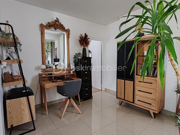 A CHEVILLY,
Seulement 1h de Paris, 20min de Capsaran, Ligne SNCF Orléans Paris.

Découvrons ensemble ce bel appartement de 137,89m² de type Loft au 2nd étage sans ascenseur avec 2 places de parking privatives dans une copropriété avec une gestion par un syndic bénévole.
Ce Loft se compose d'une entrée spacieuse avec accès à un balcon, puis un bel espace de vie de 82m² avec sa cuisine ouverte et son poêle à granulé programmable pour encore plus de confort et passer de bons moments en famille ou entre amis. 
Dans l'espace nuit, 3 belles chambres et une salle de bains viennent compléter ce bien.
Un grand grenier aménageable est également disponible pour créer des pièces supplémentaires.

Les plus : faibles charges, restauration récente, menuiseries neuves avec volets roulants, poêle à granulés, toiture en bon état, porte d'entrée blindée, ballon d'eau chaude neuf.

Vous rêvez de beaux espaces avec tout le confort sans gros travaux à prévoir, ne tardez pas à me contacter.
Bien rare sur le marché.
