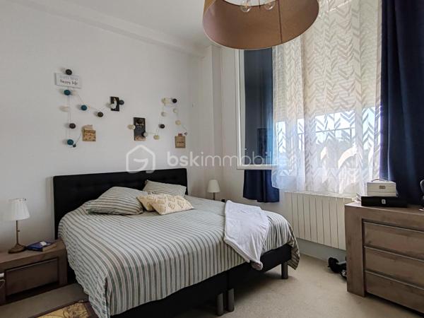 A CHEVILLY,
Seulement 1h de Paris, 20min de Capsaran, Ligne SNCF Orléans Paris.

Découvrons ensemble ce bel appartement de 137,89m² de type Loft au 2nd étage sans ascenseur avec 2 places de parking privatives dans une copropriété avec une gestion par un syndic bénévole.
Ce Loft se compose d'une entrée spacieuse avec accès à un balcon, puis un bel espace de vie de 82m² avec sa cuisine ouverte et son poêle à granulé programmable pour encore plus de confort et passer de bons moments en famille ou entre amis. 
Dans l'espace nuit, 3 belles chambres et une salle de bains viennent compléter ce bien.
Un grand grenier aménageable est également disponible pour créer des pièces supplémentaires.

Les plus : faibles charges, restauration récente, menuiseries neuves avec volets roulants, poêle à granulés, toiture en bon état, porte d'entrée blindée, ballon d'eau chaude neuf.

Vous rêvez de beaux espaces avec tout le confort sans gros travaux à prévoir, ne tardez pas à me contacter.
Bien rare sur le marché.