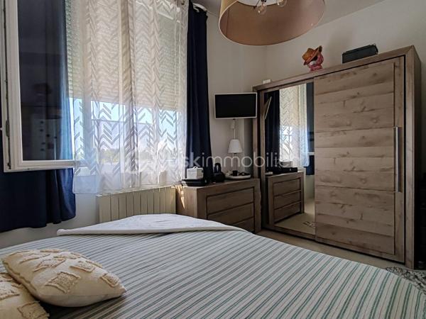 A CHEVILLY,
Seulement 1h de Paris, 20min de Capsaran, Ligne SNCF Orléans Paris.

Découvrons ensemble ce bel appartement de 137,89m² de type Loft au 2nd étage sans ascenseur avec 2 places de parking privatives dans une copropriété avec une gestion par un syndic bénévole.
Ce Loft se compose d'une entrée spacieuse avec accès à un balcon, puis un bel espace de vie de 82m² avec sa cuisine ouverte et son poêle à granulé programmable pour encore plus de confort et passer de bons moments en famille ou entre amis. 
Dans l'espace nuit, 3 belles chambres et une salle de bains viennent compléter ce bien.
Un grand grenier aménageable est également disponible pour créer des pièces supplémentaires.

Les plus : faibles charges, restauration récente, menuiseries neuves avec volets roulants, poêle à granulés, toiture en bon état, porte d'entrée blindée, ballon d'eau chaude neuf.

Vous rêvez de beaux espaces avec tout le confort sans gros travaux à prévoir, ne tardez pas à me contacter.
Bien rare sur le marché.