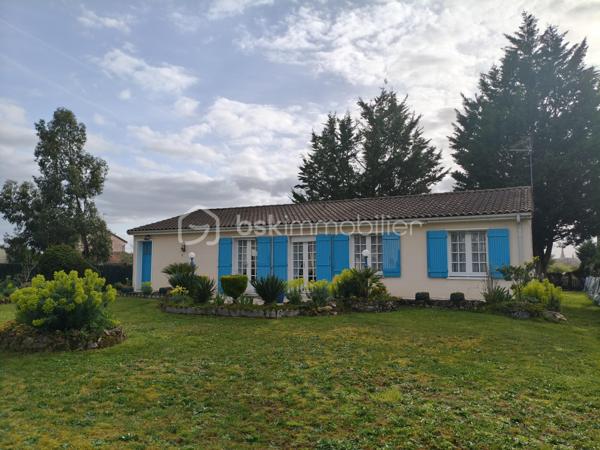 🏡 À Montmorillon, dans un cadre paisible et verdoyant, découvrez cette maison de plain-pied de 92,78 m², parfaitement entretenue, implantée sur un magnifique terrain de 1 437 m², joliment arboré.

Dès votre arrivée, vous êtes accueilli par une entrée spacieuse, qui ouvre sur un grand salon-séjour lumineux de vingt- trois m² offrant de beaux volumes et une atmosphère chaleureuse.

Dans le prolongement, vous découvrez une grande cuisine équipée, avec de nombreux rangements

Juste derrière, une buanderie généreuse vous offre de multiples possibilités : espace de stockage, cellier, organisation du quotidien… ici, tout est pensé pour le confort et la praticité. Elle communique également avec le garage et le jardin, facilitant les accès.

Poursuivons la visite… L’espace nuit se compose de :

- Trois chambres confortables
- Un salle de bain avec baignoire
- Un WC indépendants

Caractéristiques techniques: Mode de chauffage radiateur électrique, ballon électrique à accumulation vertical 200L, volets battants en bois, double vitrage, menuiserie en bois.

🌿 À l’extérieur, le charme opère immédiatement : un grand jardin arboré, soigneusement entretenu, vous invite à la détente, avec une terrasse à l'avant, et l’arrière de la maison, parfaites pour profiter des beaux jours en toute tranquillité en suivant le soleil !

🌟 Une maison saine, bien entretenue et fonctionnelle, idéale pour une vie paisible au cœur de la nature.

📍 Environnement très calme et proche des commodités de Montmorillon ( 2min des zone d'activités et commerces )

📞 Une visite s’impose… contactez-moi dès maintenant , de 8h à 20h, du lundi au samedi !