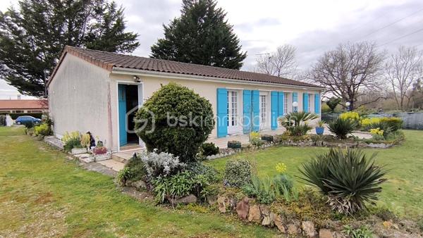 🏡 À Montmorillon, dans un cadre paisible et verdoyant, découvrez cette maison de plain-pied de 92,78 m², parfaitement entretenue, implantée sur un magnifique terrain de 1 437 m², joliment arboré.

Dès votre arrivée, vous êtes accueilli par une entrée spacieuse, qui ouvre sur un grand salon-séjour lumineux de vingt- trois m² offrant de beaux volumes et une atmosphère chaleureuse.

Dans le prolongement, vous découvrez une grande cuisine équipée, avec de nombreux rangements

Juste derrière, une buanderie généreuse vous offre de multiples possibilités : espace de stockage, cellier, organisation du quotidien… ici, tout est pensé pour le confort et la praticité. Elle communique également avec le garage et le jardin, facilitant les accès.

Poursuivons la visite… L’espace nuit se compose de :

- Trois chambres confortables
- Un salle de bain avec baignoire
- Un WC indépendants

Caractéristiques techniques: Mode de chauffage radiateur électrique, ballon électrique à accumulation vertical 200L, volets battants en bois, double vitrage, menuiserie en bois.

🌿 À l’extérieur, le charme opère immédiatement : un grand jardin arboré, soigneusement entretenu, vous invite à la détente, avec une terrasse à l'avant, et l’arrière de la maison, parfaites pour profiter des beaux jours en toute tranquillité en suivant le soleil !

🌟 Une maison saine, bien entretenue et fonctionnelle, idéale pour une vie paisible au cœur de la nature.

📍 Environnement très calme et proche des commodités de Montmorillon ( 2min des zone d'activités et commerces )

📞 Une visite s’impose… contactez-moi dès maintenant , de 8h à 20h, du lundi au samedi !