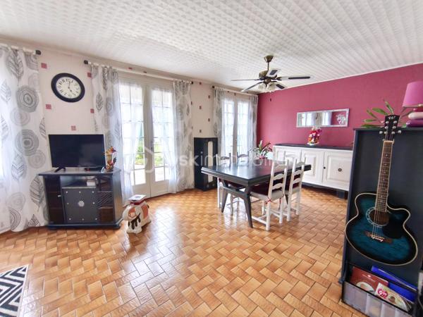 🏡 À Montmorillon, dans un cadre paisible et verdoyant, découvrez cette maison de plain-pied de 92,78 m², parfaitement entretenue, implantée sur un magnifique terrain de 1 437 m², joliment arboré.

Dès votre arrivée, vous êtes accueilli par une entrée spacieuse, qui ouvre sur un grand salon-séjour lumineux de vingt- trois m² offrant de beaux volumes et une atmosphère chaleureuse.

Dans le prolongement, vous découvrez une grande cuisine équipée, avec de nombreux rangements

Juste derrière, une buanderie généreuse vous offre de multiples possibilités : espace de stockage, cellier, organisation du quotidien… ici, tout est pensé pour le confort et la praticité. Elle communique également avec le garage et le jardin, facilitant les accès.

Poursuivons la visite… L’espace nuit se compose de :

- Trois chambres confortables
- Un salle de bain avec baignoire
- Un WC indépendants

Caractéristiques techniques: Mode de chauffage radiateur électrique, ballon électrique à accumulation vertical 200L, volets battants en bois, double vitrage, menuiserie en bois.

🌿 À l’extérieur, le charme opère immédiatement : un grand jardin arboré, soigneusement entretenu, vous invite à la détente, avec une terrasse à l'avant, et l’arrière de la maison, parfaites pour profiter des beaux jours en toute tranquillité en suivant le soleil !

🌟 Une maison saine, bien entretenue et fonctionnelle, idéale pour une vie paisible au cœur de la nature.

📍 Environnement très calme et proche des commodités de Montmorillon ( 2min des zone d'activités et commerces )

📞 Une visite s’impose… contactez-moi dès maintenant , de 8h à 20h, du lundi au samedi !