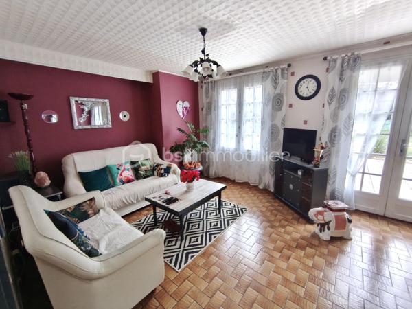 🏡 À Montmorillon, dans un cadre paisible et verdoyant, découvrez cette maison de plain-pied de 92,78 m², parfaitement entretenue, implantée sur un magnifique terrain de 1 437 m², joliment arboré.

Dès votre arrivée, vous êtes accueilli par une entrée spacieuse, qui ouvre sur un grand salon-séjour lumineux de vingt- trois m² offrant de beaux volumes et une atmosphère chaleureuse.

Dans le prolongement, vous découvrez une grande cuisine équipée, avec de nombreux rangements

Juste derrière, une buanderie généreuse vous offre de multiples possibilités : espace de stockage, cellier, organisation du quotidien… ici, tout est pensé pour le confort et la praticité. Elle communique également avec le garage et le jardin, facilitant les accès.

Poursuivons la visite… L’espace nuit se compose de :

- Trois chambres confortables
- Un salle de bain avec baignoire
- Un WC indépendants

Caractéristiques techniques: Mode de chauffage radiateur électrique, ballon électrique à accumulation vertical 200L, volets battants en bois, double vitrage, menuiserie en bois.

🌿 À l’extérieur, le charme opère immédiatement : un grand jardin arboré, soigneusement entretenu, vous invite à la détente, avec une terrasse à l'avant, et l’arrière de la maison, parfaites pour profiter des beaux jours en toute tranquillité en suivant le soleil !

🌟 Une maison saine, bien entretenue et fonctionnelle, idéale pour une vie paisible au cœur de la nature.

📍 Environnement très calme et proche des commodités de Montmorillon ( 2min des zone d'activités et commerces )

📞 Une visite s’impose… contactez-moi dès maintenant , de 8h à 20h, du lundi au samedi !