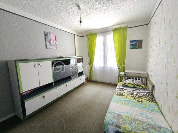 🏡 À Montmorillon, dans un cadre paisible et verdoyant, découvrez cette maison de plain-pied de 92,78 m², parfaitement entretenue, implantée sur un magnifique terrain de 1 437 m², joliment arboré.

Dès votre arrivée, vous êtes accueilli par une entrée spacieuse, qui ouvre sur un grand salon-séjour lumineux de vingt- trois m² offrant de beaux volumes et une atmosphère chaleureuse.

Dans le prolongement, vous découvrez une grande cuisine équipée, avec de nombreux rangements

Juste derrière, une buanderie généreuse vous offre de multiples possibilités : espace de stockage, cellier, organisation du quotidien… ici, tout est pensé pour le confort et la praticité. Elle communique également avec le garage et le jardin, facilitant les accès.

Poursuivons la visite… L’espace nuit se compose de :

- Trois chambres confortables
- Un salle de bain avec baignoire
- Un WC indépendants

Caractéristiques techniques: Mode de chauffage radiateur électrique, ballon électrique à accumulation vertical 200L, volets battants en bois, double vitrage, menuiserie en bois.

🌿 À l’extérieur, le charme opère immédiatement : un grand jardin arboré, soigneusement entretenu, vous invite à la détente, avec une terrasse à l'avant, et l’arrière de la maison, parfaites pour profiter des beaux jours en toute tranquillité en suivant le soleil !

🌟 Une maison saine, bien entretenue et fonctionnelle, idéale pour une vie paisible au cœur de la nature.

📍 Environnement très calme et proche des commodités de Montmorillon ( 2min des zone d'activités et commerces )

📞 Une visite s’impose… contactez-moi dès maintenant , de 8h à 20h, du lundi au samedi !