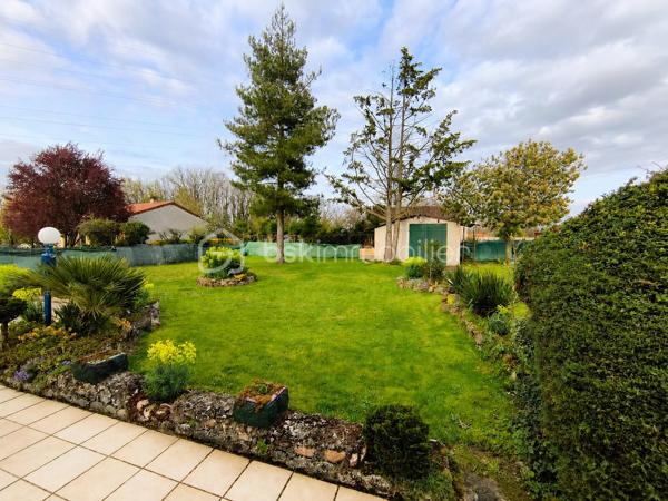🏡 À Montmorillon, dans un cadre paisible et verdoyant, découvrez cette maison de plain-pied de 92,78 m², parfaitement entretenue, implantée sur un magnifique terrain de 1 437 m², joliment arboré.

Dès votre arrivée, vous êtes accueilli par une entrée spacieuse, qui ouvre sur un grand salon-séjour lumineux de vingt- trois m² offrant de beaux volumes et une atmosphère chaleureuse.

Dans le prolongement, vous découvrez une grande cuisine équipée, avec de nombreux rangements

Juste derrière, une buanderie généreuse vous offre de multiples possibilités : espace de stockage, cellier, organisation du quotidien… ici, tout est pensé pour le confort et la praticité. Elle communique également avec le garage et le jardin, facilitant les accès.

Poursuivons la visite… L’espace nuit se compose de :

- Trois chambres confortables
- Un salle de bain avec baignoire
- Un WC indépendants

Caractéristiques techniques: Mode de chauffage radiateur électrique, ballon électrique à accumulation vertical 200L, volets battants en bois, double vitrage, menuiserie en bois.

🌿 À l’extérieur, le charme opère immédiatement : un grand jardin arboré, soigneusement entretenu, vous invite à la détente, avec une terrasse à l'avant, et l’arrière de la maison, parfaites pour profiter des beaux jours en toute tranquillité en suivant le soleil !

🌟 Une maison saine, bien entretenue et fonctionnelle, idéale pour une vie paisible au cœur de la nature.

📍 Environnement très calme et proche des commodités de Montmorillon ( 2min des zone d'activités et commerces )

📞 Une visite s’impose… contactez-moi dès maintenant , de 8h à 20h, du lundi au samedi !