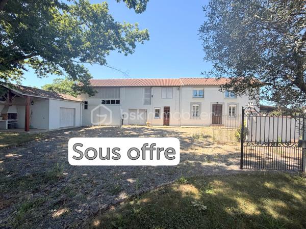 Amoureux de l'ancien et du cachet, venez découvrir cette belle fermette Gascogne de 1900, située à deux pas du village avec commerces et école, à 25 minutes de Tarbes.

Elle offre de beaux volumes avec des dépendances et trois garages et un grand abri pour des véhicules.

Elle propose une entrée avec de nombreux placards, une cuisine séparée, un salon ainsi qu'une chambre et une salle d'eau et un WC séparé.
L'étage dispose de trois chambres et un WC.
Un grand grenier composé de deux pièces totalisant une surface de 75m2 est également à votre disposition ainsi que des dépendances en bon état.

Côté technique: le double vitrage de l'époque est présent ainsi que des volets roulants électriques, le mode de chauffage est au fioul, la toiture est en très bon état.

Un ravisant terrain de 4586 mètres est à votre disposition comprenant une grande cour.

Idéal pour une famille ou pourquoi pas pour un projet professionnel.

Contactez-moi, je suis à votre entière disposition.