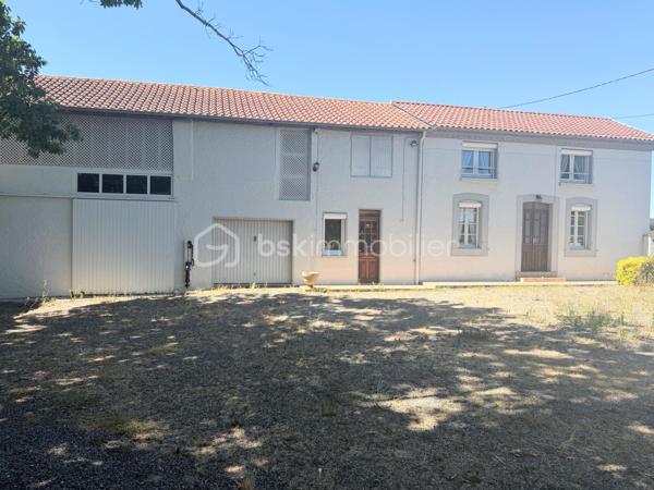 Amoureux de l'ancien et du cachet, venez découvrir cette belle fermette Gascogne de 1900, située à deux pas du village avec commerces et école, à 25 minutes de Tarbes.

Elle offre de beaux volumes avec des dépendances et trois garages et un grand abri pour des véhicules.

Elle propose une entrée avec de nombreux placards, une cuisine séparée, un salon ainsi qu'une chambre et une salle d'eau et un WC séparé.
L'étage dispose de trois chambres et un WC.
Un grand grenier composé de deux pièces totalisant une surface de 75m2 est également à votre disposition ainsi que des dépendances en bon état.

Côté technique: le double vitrage de l'époque est présent ainsi que des volets roulants électriques, le mode de chauffage est au fioul, la toiture est en très bon état.

Un ravisant terrain de 4586 mètres est à votre disposition comprenant une grande cour.

Idéal pour une famille ou pourquoi pas pour un projet professionnel.

Contactez-moi, je suis à votre entière disposition.