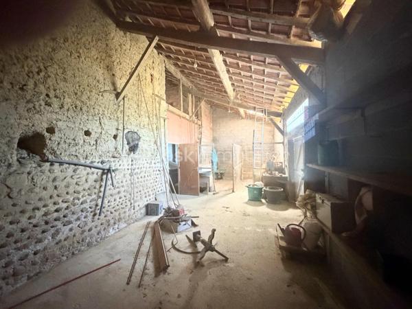 Amoureux de l'ancien et du cachet, venez découvrir cette belle fermette Gascogne de 1900, située à deux pas du village avec commerces et école, à 25 minutes de Tarbes.

Elle offre de beaux volumes avec des dépendances et trois garages et un grand abri pour des véhicules.

Elle propose une entrée avec de nombreux placards, une cuisine séparée, un salon ainsi qu'une chambre et une salle d'eau et un WC séparé.
L'étage dispose de trois chambres et un WC.
Un grand grenier composé de deux pièces totalisant une surface de 75m2 est également à votre disposition ainsi que des dépendances en bon état.

Côté technique: le double vitrage de l'époque est présent ainsi que des volets roulants électriques, le mode de chauffage est au fioul, la toiture est en très bon état.

Un ravisant terrain de 4586 mètres est à votre disposition comprenant une grande cour.

Idéal pour une famille ou pourquoi pas pour un projet professionnel.

Contactez-moi, je suis à votre entière disposition.