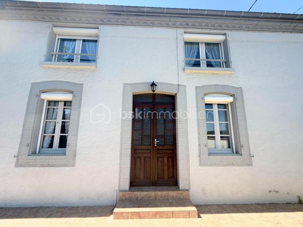 Amoureux de l'ancien et du cachet, venez découvrir cette belle fermette Gascogne de 1900, située à deux pas du village avec commerces et école, à 25 minutes de Tarbes.

Elle offre de beaux volumes avec des dépendances et trois garages et un grand abri pour des véhicules.

Elle propose une entrée avec de nombreux placards, une cuisine séparée, un salon ainsi qu'une chambre et une salle d'eau et un WC séparé.
L'étage dispose de trois chambres et un WC.
Un grand grenier composé de deux pièces totalisant une surface de 75m2 est également à votre disposition ainsi que des dépendances en bon état.

Côté technique: le double vitrage de l'époque est présent ainsi que des volets roulants électriques, le mode de chauffage est au fioul, la toiture est en très bon état.

Un ravisant terrain de 4586 mètres est à votre disposition comprenant une grande cour.

Idéal pour une famille ou pourquoi pas pour un projet professionnel.

Contactez-moi, je suis à votre entière disposition.