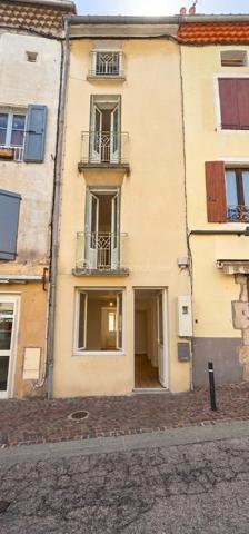 En plein centre-ville, au calme et à l'écart de la nationale qui traverse Langogne, découvrez cette petite maison de ville offrant un beau potentiel. Elle est idéalement située à proximité immédiate des établissements scolaires, des commerces et des places de parking.
Rez-de-chaussée : Un sas d'entrée et un espace chaufferie (équipé d'une chaudière au fioul et d'un cumulus), offrant de belles possibilités de rangement.
1er étage : Une cuisine lumineuse de 11 m², une salle d'eau et un WC.
2ème étage : Deux chambres spacieuses de 12 m² et 9 m².
Dernier étage (Combles aménagés) : Un véritable atout ! Deux belles pièces a rafraichir ont déjà été créées pour offrir des espaces supplémentaires selon vos besoins (chambres, bureau, salle de jeux...). 
Les prestations & atouts :
Menuiseries en PVC double vitrage.
Facilité de stationnement immédiate.
Diagnostics en cours de réalisation.