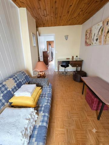 En plein centre-ville, au calme et à l'écart de la nationale qui traverse Langogne, découvrez cette petite maison de ville offrant un beau potentiel. Elle est idéalement située à proximité immédiate des établissements scolaires, des commerces et des places de parking.
Rez-de-chaussée : Un sas d'entrée et un espace chaufferie (équipé d'une chaudière au fioul et d'un cumulus), offrant de belles possibilités de rangement.
1er étage : Une cuisine lumineuse de 11 m², une salle d'eau et un WC.
2ème étage : Deux chambres spacieuses de 12 m² et 9 m².
Dernier étage (Combles aménagés) : Un véritable atout ! Deux belles pièces a rafraichir ont déjà été créées pour offrir des espaces supplémentaires selon vos besoins (chambres, bureau, salle de jeux...). 
Les prestations & atouts :
Menuiseries en PVC double vitrage.
Facilité de stationnement immédiate.
Diagnostics en cours de réalisation.