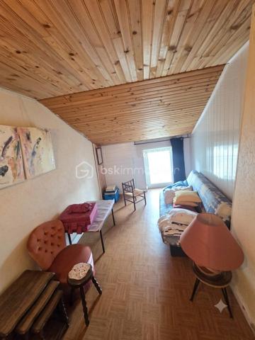 En plein centre-ville, au calme et à l'écart de la nationale qui traverse Langogne, découvrez cette petite maison de ville offrant un beau potentiel. Elle est idéalement située à proximité immédiate des établissements scolaires, des commerces et des places de parking.
Rez-de-chaussée : Un sas d'entrée et un espace chaufferie (équipé d'une chaudière au fioul et d'un cumulus), offrant de belles possibilités de rangement.
1er étage : Une cuisine lumineuse de 11 m², une salle d'eau et un WC.
2ème étage : Deux chambres spacieuses de 12 m² et 9 m².
Dernier étage (Combles aménagés) : Un véritable atout ! Deux belles pièces a rafraichir ont déjà été créées pour offrir des espaces supplémentaires selon vos besoins (chambres, bureau, salle de jeux...). 
Les prestations & atouts :
Menuiseries en PVC double vitrage.
Facilité de stationnement immédiate.
Diagnostics en cours de réalisation.