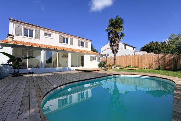 Maison spacieuse à vendre à Saintes - 5 chambres, piscine et jardin !