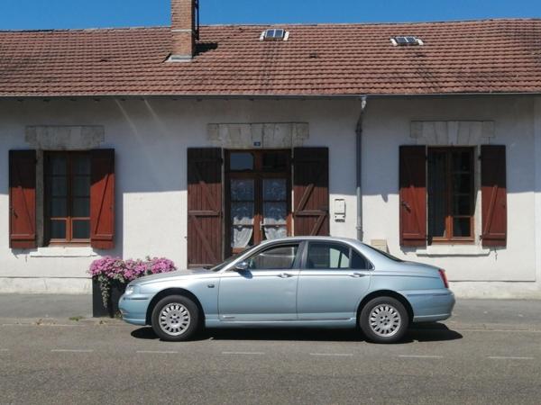 Maison de village au centre proche commerces.