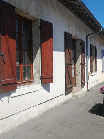 Maison de village au centre proche commerces.