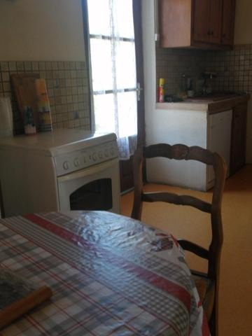 Maison de village au centre proche commerces.