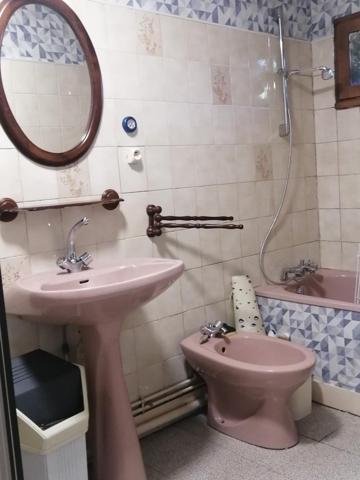 Maison de village au centre proche commerces.