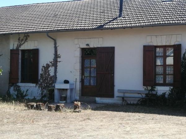 Maison de village au centre proche commerces.