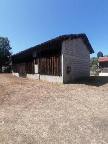 Maison de village au centre proche commerces.