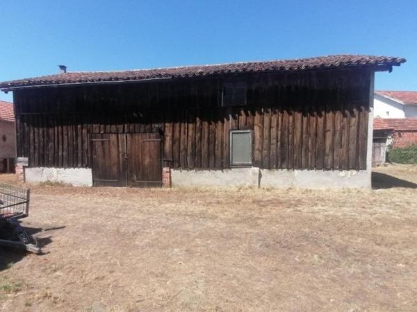 Maison de village au centre proche commerces.