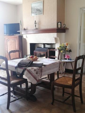 Maison de village au centre proche commerces.