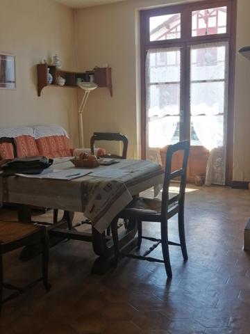 Maison de village au centre proche commerces.