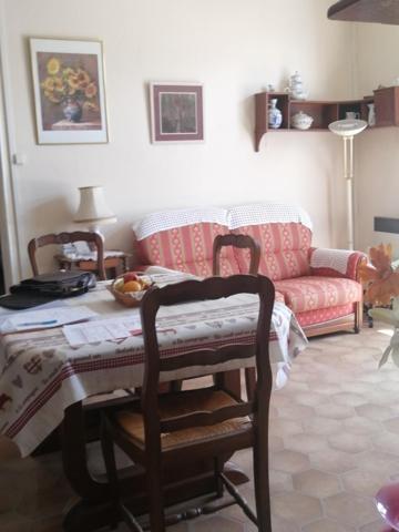 Maison de village au centre proche commerces.