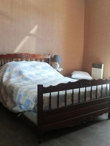 Maison de village au centre proche commerces.