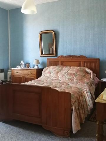 Maison de village au centre proche commerces.